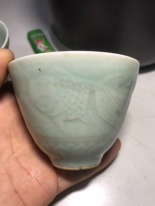 678年龍泉窯豆青釉金魚杯2個暗刻雙金魚紋，古雅精致適合收藏品茗或把玩