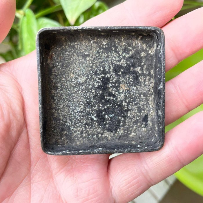 嚴選老銅墨盒蓋，刻字深具歷史價值，品相佳且自然包漿迷人，尺寸6公分