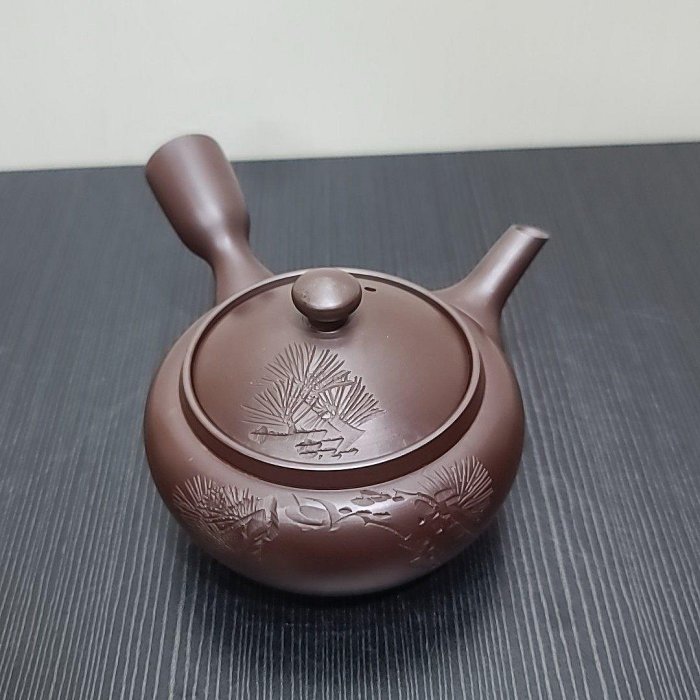民藝骨董日本人作家壺 嚴選日本萬古燒川水壺，手工鏨刻松樹畫片，泥料細膩容量280cc中古美器