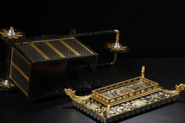 木胎大漆描真金福壽如意紋車輦擺件長54cm 寬23cm 高28cm 重1280克