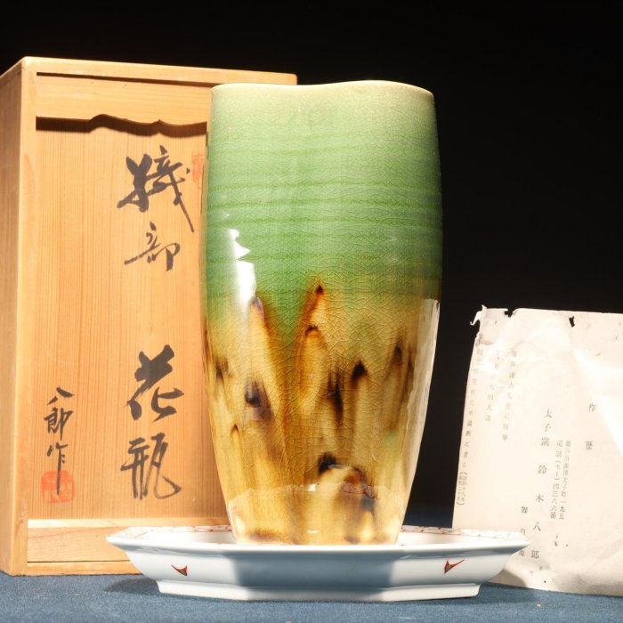 織部焼　太子窯　鈴木八郎　花瓶 12/4結標鈴木八郎作織部燒太子窯賞瓶赤繪唐草八角皿二件BDK0976 -日料