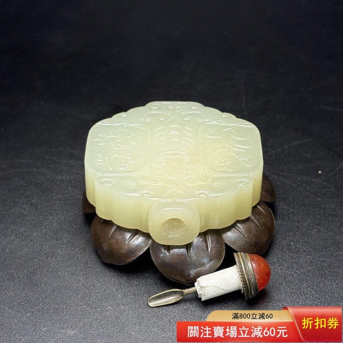 和田玉四君子鼻煙壺壺身雕刻梅蘭竹菊，寓意高潔脫俗，工藝精細，玉質