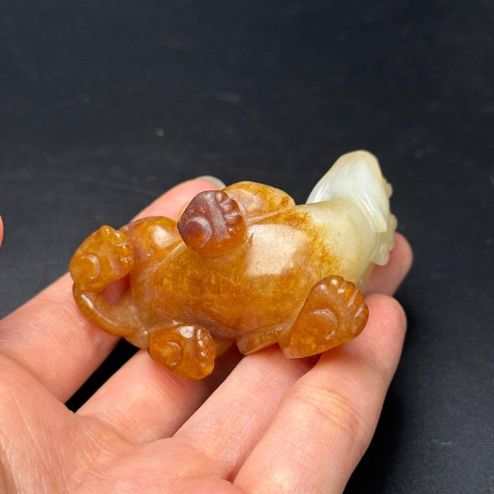 和田玉高古玉瑞獸，望天犼，器型美觀，工藝生動，玉質溫潤，皮殼包漿