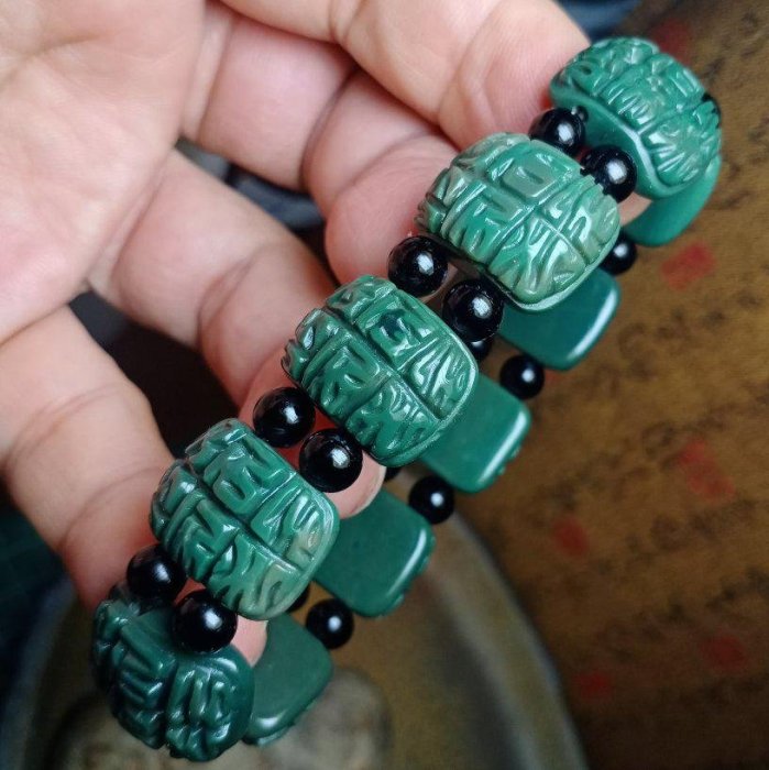 六字真言/六字大明咒》天然西藏特級綠卡天珠＋黑玉髓大圍手排鍊Ben-21