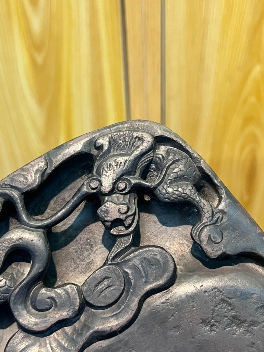 明代隨型子石蒼龍橫沼端硯，石出端溪，可見火捺蕉葉白彩帶等石品。硯做