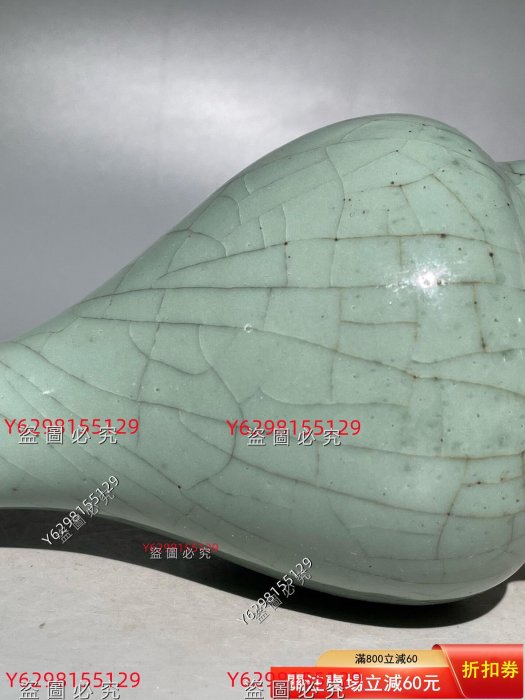 南宋郊壇下官窯粉靑釉六方瓶。 南宋官窯粉青釉膽瓶，玉津園款，高20.6厘米，口徑3厘米，肚徑10厘米