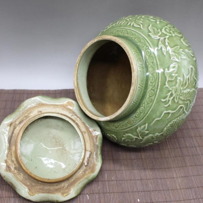 北宋時代　青磁　龍泉窯 荷葉紋共蓋壺　蓋付き　茶入　茶道具(F-100) 北宋時代 青磁 龍泉窯 荷葉紋共蓋壺 蓋付き 茶入 茶道具(F-100)