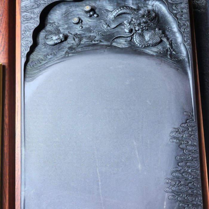 嚴選國非遺端硯巨作，程文大師親制11㎝蒼龍海硯，石質細膩玫瑰紫天青火