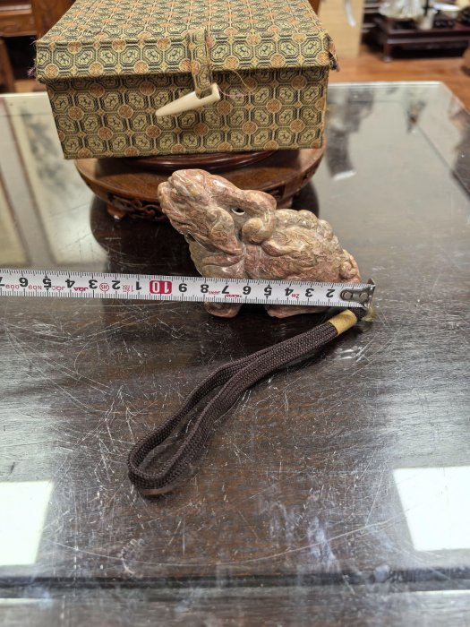 日本中古回流帶原盒玉石精雕瑞獸天䘵手把玩件重鉈工，色彩斑斕，玉質