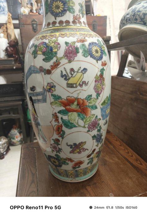 中国古玩　色絵粉彩大花瓶 六十年代開窗粉彩大花瓶】景德鎮品，粉彩畫工一流，造型規整，釉面潤澤