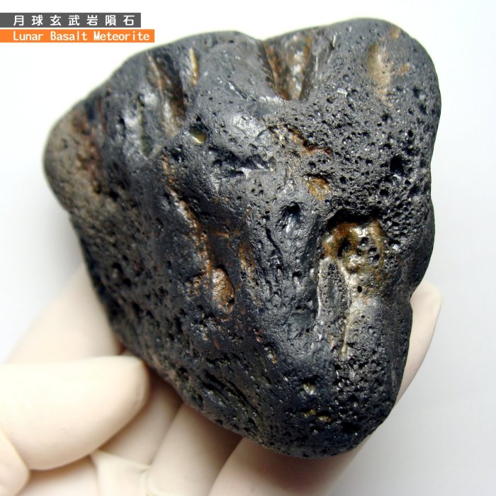 妙麗】月球玄武岩隕石/玻璃質熔殼/Lunar meteorite/Glass/高價