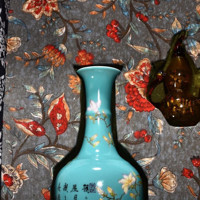 可議價清雍正松石綠釉花鳥紋瓶盒高40厘米寬28厘米瓶高22厘米寬9厘米