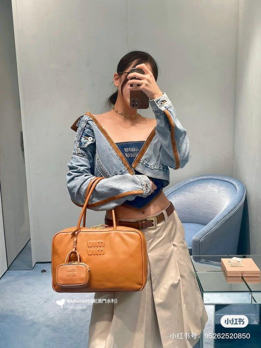 Miu Miu 牛仔外套,復古麂皮絨拼接丹寧系列牛仔短款夾克 Miu Miu 牛仔外套,復古麂皮絨拼接丹寧系列牛仔短款夾克