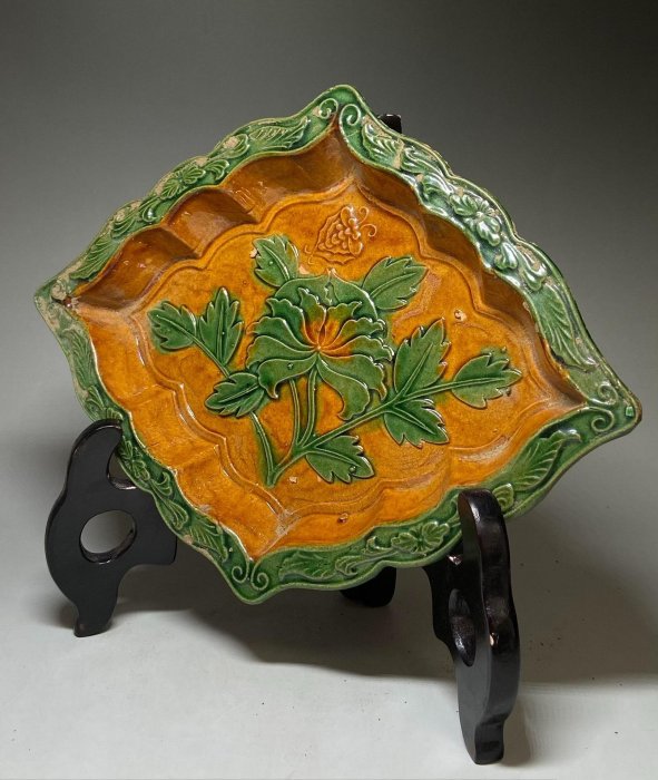​必見美品 中国古美術 古磁 遼三彩 赤峰窯 貼花紋 香合 粉盒 希少品 舊藏老窯瓷器遼三彩盤三彩釉色雕花牡丹紋胎質厚重雕工精細器型規整尺寸
