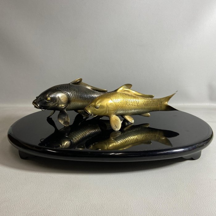 鯉の置物　金工師岩坪信光作　金属工芸品　鯉　縁起物　置物　信光　台座付き 鯉の置物 金工師岩坪信光作 金属工芸品 鯉 縁起物 置物 信光 台座