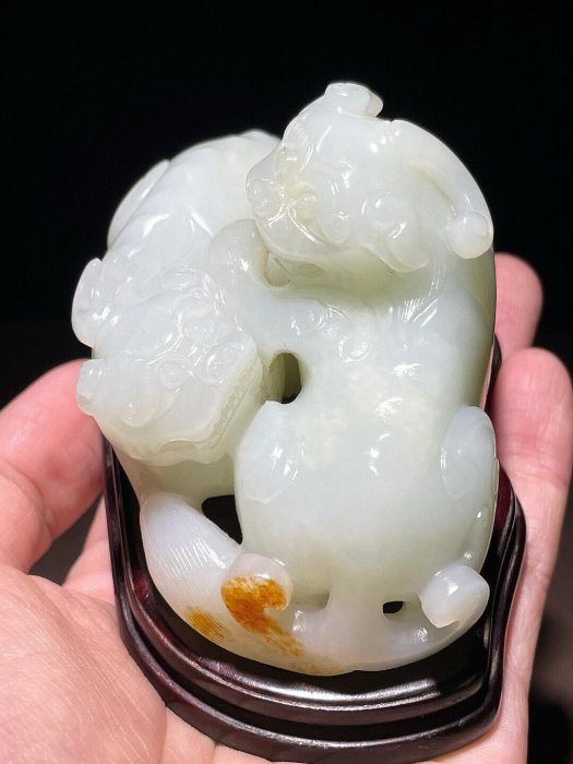 清代和田白玉子母瑞獸擺件玉質溫潤雕工精細子獸偎依母身邊生動可憐棗紅
