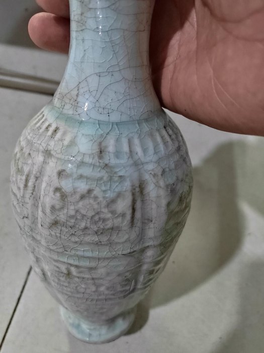 宋朝官窯開片花瓶，高23公分、口徑6公分，瓜棱瓶身搭配青白釉色與自然