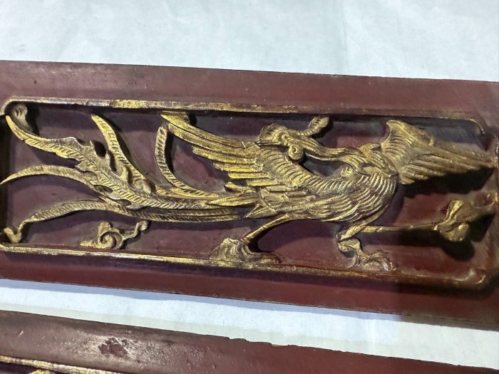 清代鳳凰木雕珍藏，朱漆鎏金工藝，雕工細膩精緻，呈現栩栩如生鳳鳥，具