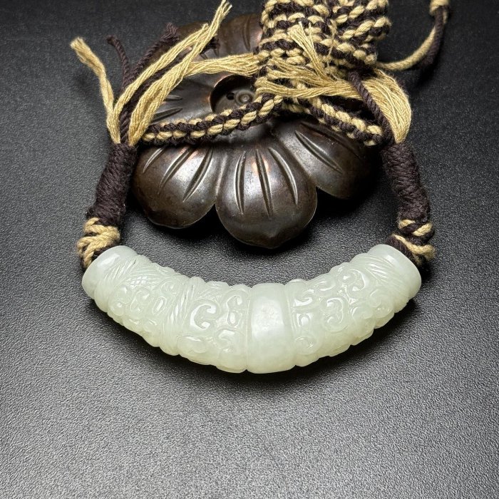 和田玉彎管玉勒子，編做掛墜，雕刻如意紋，吉祥如意型精美，工藝生動