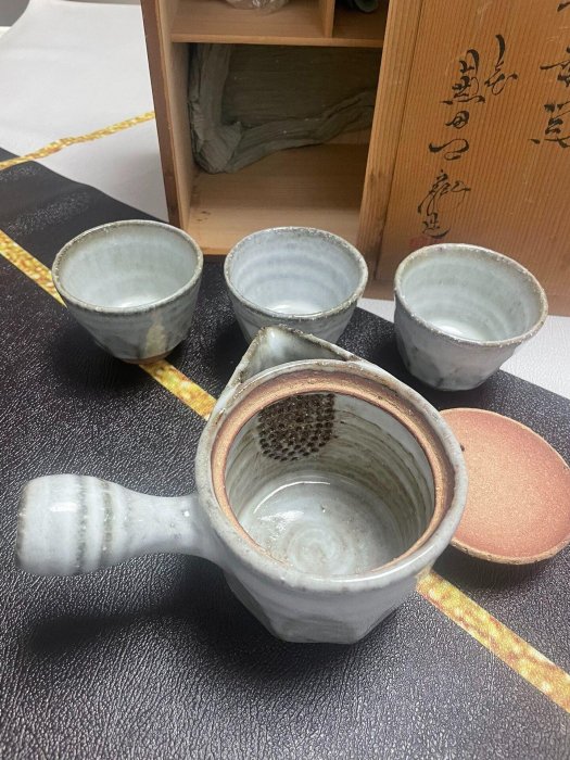 嚴選日本萩燒七代兼田三左衛門側把壺，天寵山窯製作，瓷質堅韌。尺寸