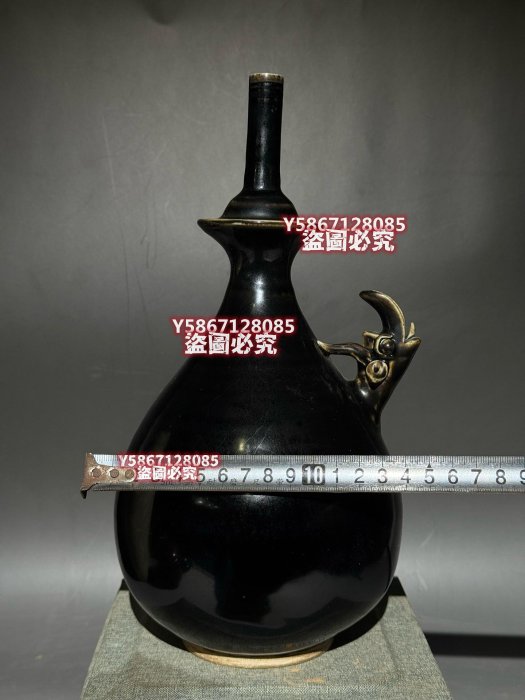 定窯凈瓶宋代黑釉龍首凈瓶，單色釉，品相完好無瑕疵。高約29厘米，底部