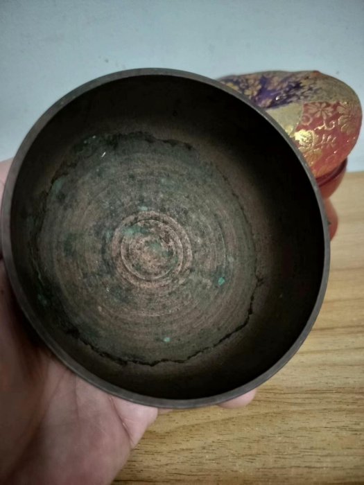 嚴選日本古銅磬，尺寸4.5x10.5cm，質感斑駄迷人。適合收藏家與喜愛古董