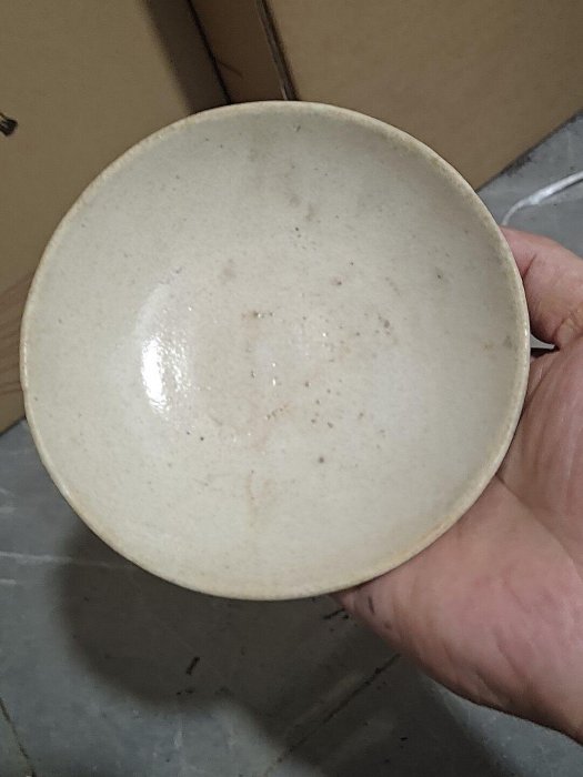 宋代白釉瓷碗，釉色溫潤如玉，胎質致密堅韌，完整無缺，內壁光潔順滑