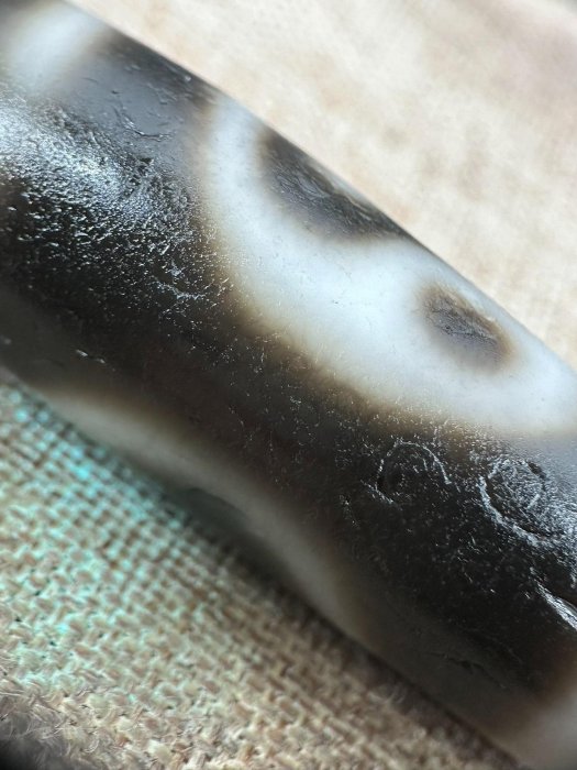 嚴選天然滿風化天珠，呈現獨特太極八卦紋路，直徑12.2mm，對孔46.8mm