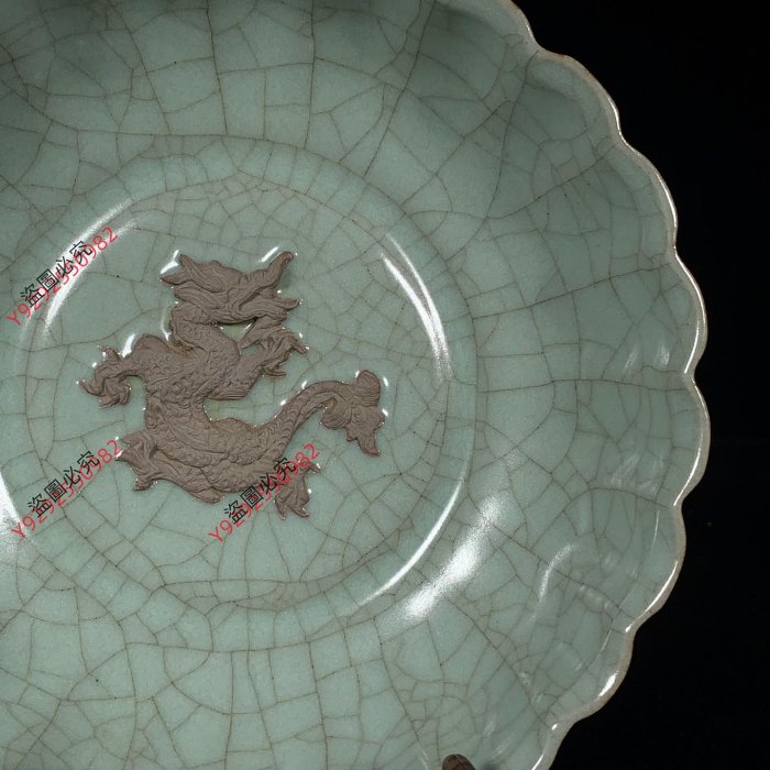 如窯龍文花口筆洗器 宋官窯乾隆御題刻詩文龍紋花口洗，高5.5直徑19.5cm，20097086禦窯