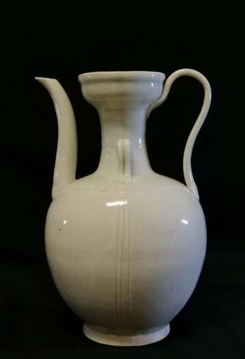 影青盤口執壼從五代至北宋器身漸高，通體多壓4－6條瓜棱，流漸趨細長微