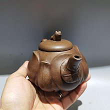 品名：青蛙荷葉壺底款：陳鳴遠8562 尺寸：17/9cm..容量：400cc泥料