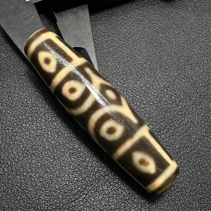 二十一眼天珠 嚴選天然天珠，典藏級別鳳眼天珠，尺寸精細58.8x15.2mm，白芯透亮