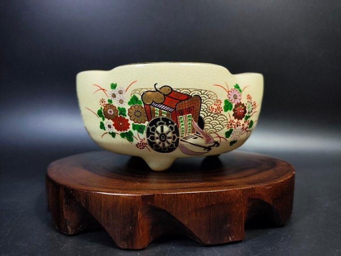 日本古董老件-「九谷燒- 美峰」手繪彩繪花車紋三足小缽（昭和時期/珍品