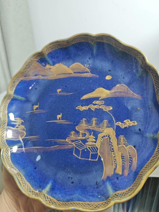 嚴選晚清民國霽藍釉描金葵口盤，手工支釘燒製，呈現遠山近水之美，直徑