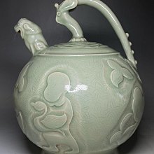北宋耀州窯青釉剔花倒流壺此件器形古樸優美圖案清晰胎質精良釉水溫潤足