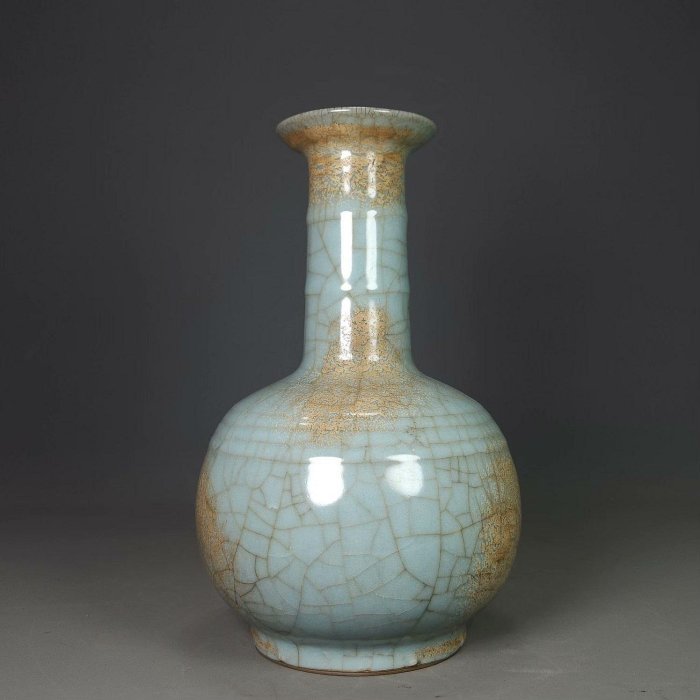 宋代汝窯開片盤口瓶，釉色天青溫潤，高22公分寬13公分，開片自然，胎質