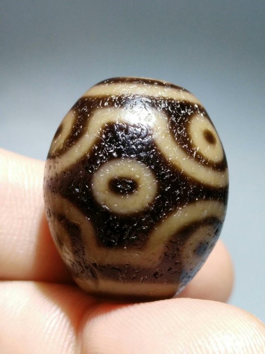 嚴選大尺寸達洛九眼天珠，千年老氣橫秋不透光天珠，咬線清晰完美。適合