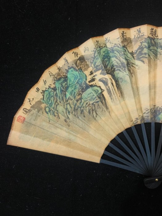 代號Z30《沈周山水》手繪鏤空折扇材質：宣紙扇面尺寸：寬60cm*高33cm
