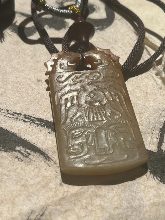 文化期高古玉和闐白玉土沁鷹冠神人玉牌佩飾53g7.4*3.8*0.8極品玉牌