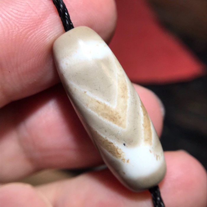 嚴選尺寸11×29毫米白毫天珠，瑪瑙質地肉糯風化細膩，手工仿純珠型
