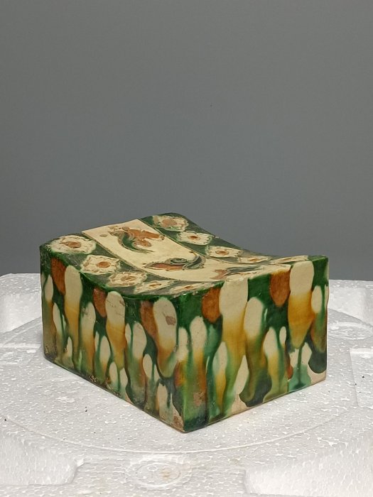 唐三彩脈枕，釉色豐富，帶有花卉圖案，尺寸：長12.8cm，寬10cm，高7cm