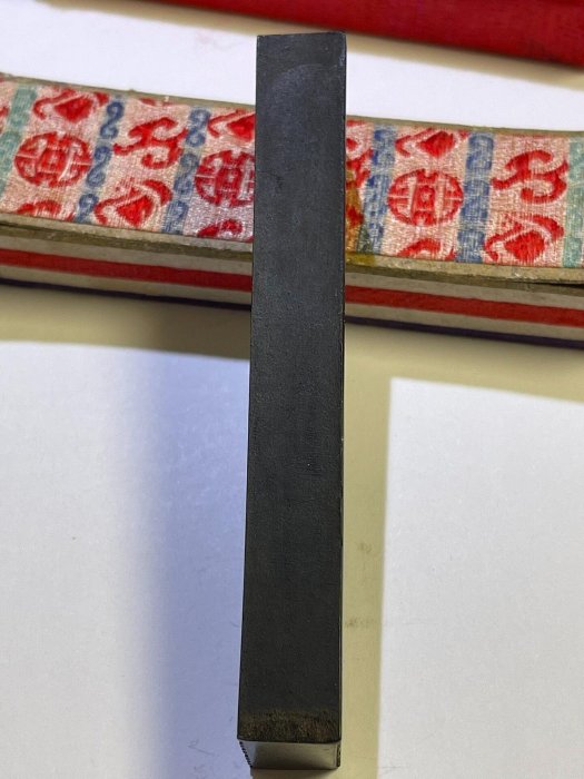 己磨清晚期胡開文「聊贈一枝春」楷書墨，正面填金篆書「蒼佩室」三字