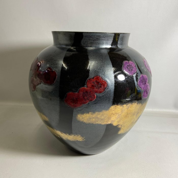 古玩輕鬆拍】日本日展陶芸家虎山窯鈴木青々作黑釉彩梅紋大陶花瓶/花器