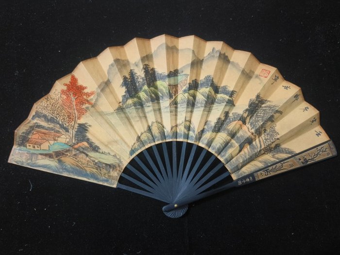 代號Z07《郎世寧山水》手繪鏤空折扇材質：宣紙扇面尺寸：寬60cm*高33cm