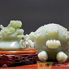 未使用　岫玉　天然石　特大香炉　遊環　龍耳 干支　四足　透かし彫り　手彫り　相輪 岫玉雕卷草紋龍鈕龍耳銜環三足香爐全品帶原配木托整塊玉料打磨掏制雕刻