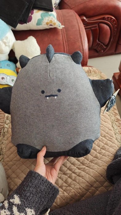 泡泡瑪特ROAR! YUKI牛仔拼接毛絨公仔，全新帶吊牌，大號29cm，手感軟糯嚴選推薦，適合送禮收藏 ROAR YUKI 毛絨 公仔