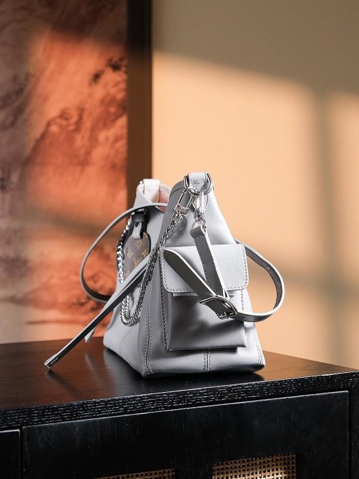 RP精品』LOUIS VUITTON 新款LV Carryall 鯊魚灰鏈條小羊皮手袋男士女士