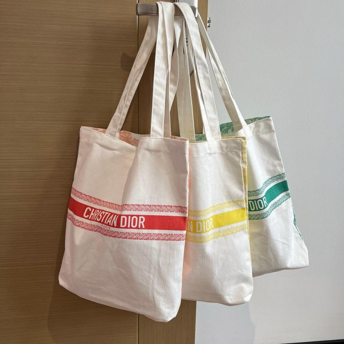 Dior迪奧海外限定專櫃贈品帆布包 正反面兩種圖案，兩面都可以用。簡約小清新風！ 三色齊，獨立編號！ 有底寬，超實用！ 尺寸:32.5*6.5*36.5cm