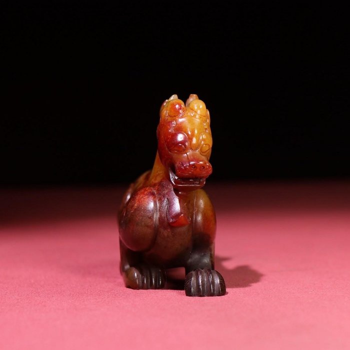 臻品舊藏，土沁紅沁瑞獸擺包漿厚重， 沁色入骨，工藝精湛，犀利民藏絕