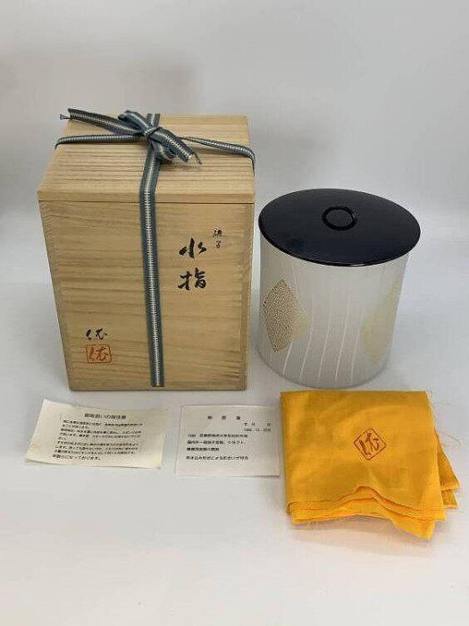 嚴選日本平井依硝子玻璃水指，直徑高15.6公分，底部落款珍藏品。無損傷